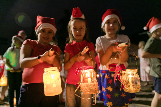 Baixe Grupo de Pessoas Celebrando o Natal com Papai Noel e